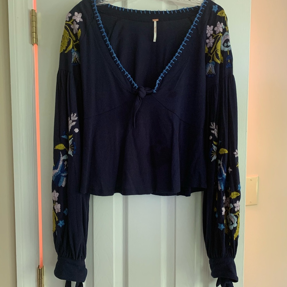 Embroidered cropped long sleeve top